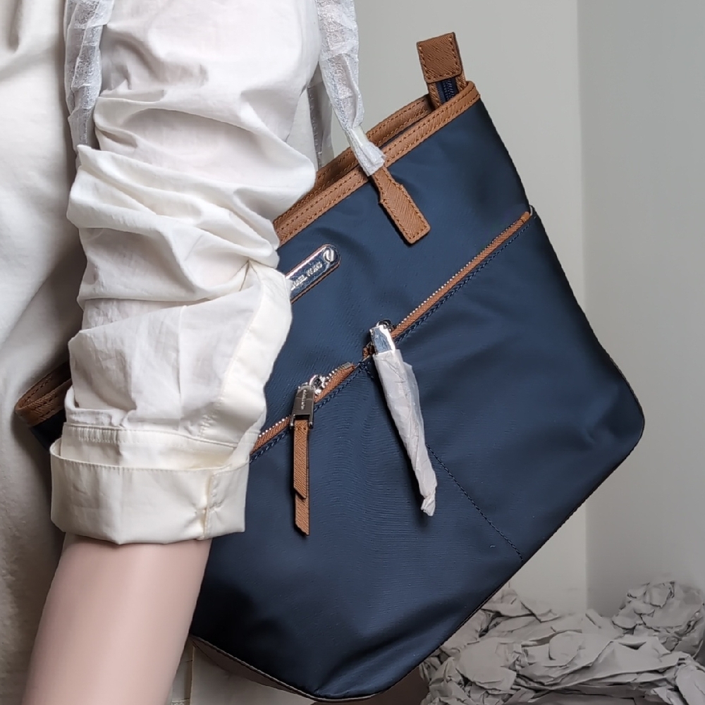 Michael Kors Kempton MD Pocket Lightweigh Tote Nylon with Leather Bag Navy